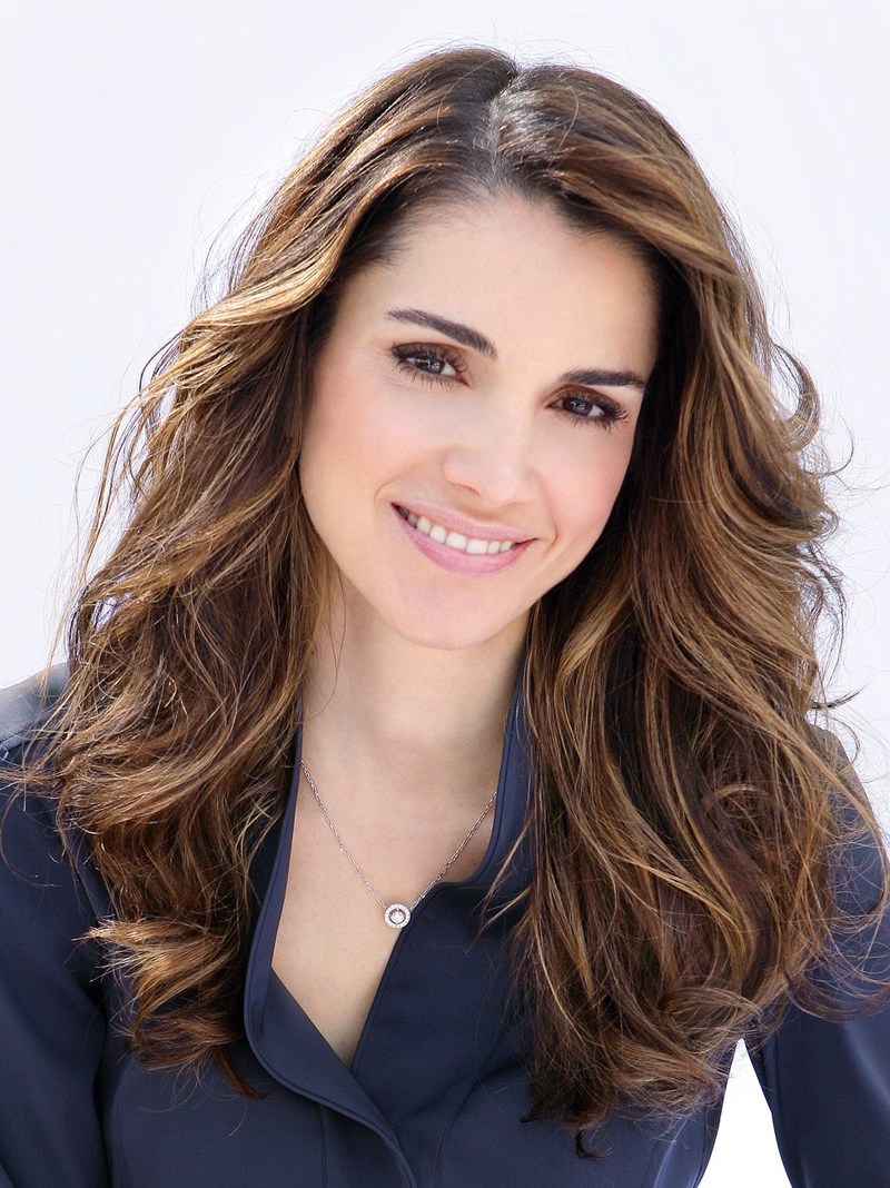 صورة: الملكة رانيا تتلقى التكريم من حاكم وولي عهد دبي..